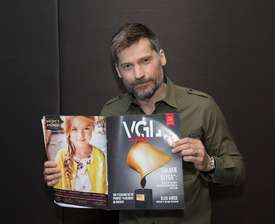  Смотрите, мы на обложке! Еще и в руках Эмилии Кларк!