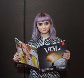  Смотрите, мы на обложке! Еще и в руках Эмилии Кларк!