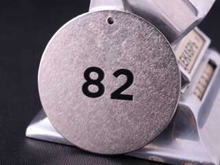 Гардеробный номерок "82" круглый
