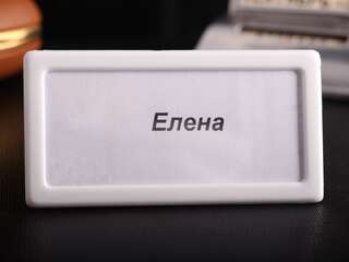 Пластиковый белый бейджик