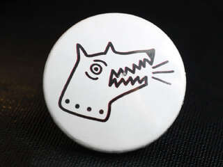 Закатный значок "Злая собака"