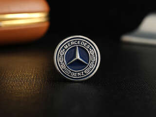 Значок c логотипом "Mercedes"
